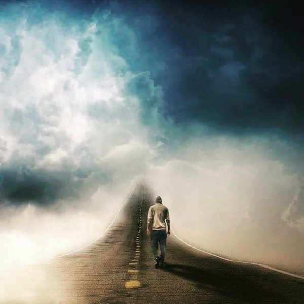 Человек идет к свету