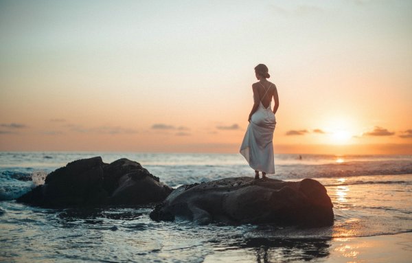 Закат океан девушка