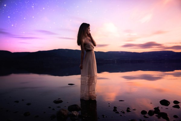 Мужчина и женщина на фоне неба