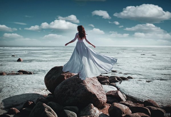 Девушка в воде на закате