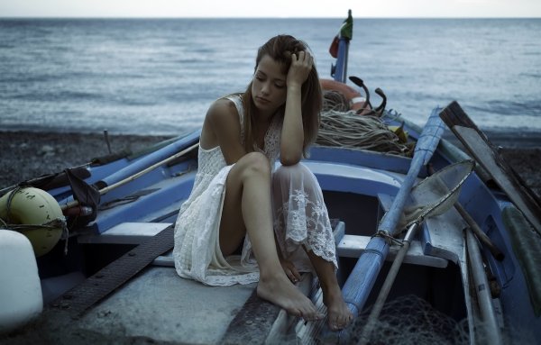 Пара на пляже ночью