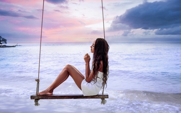 Девушка в синем платье на берегу