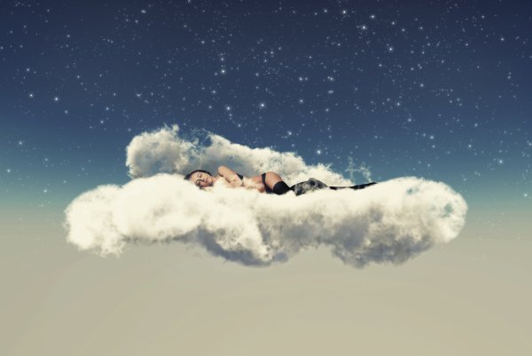 Лежит на облаке