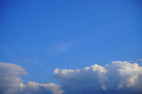 Голубое небо с облаками