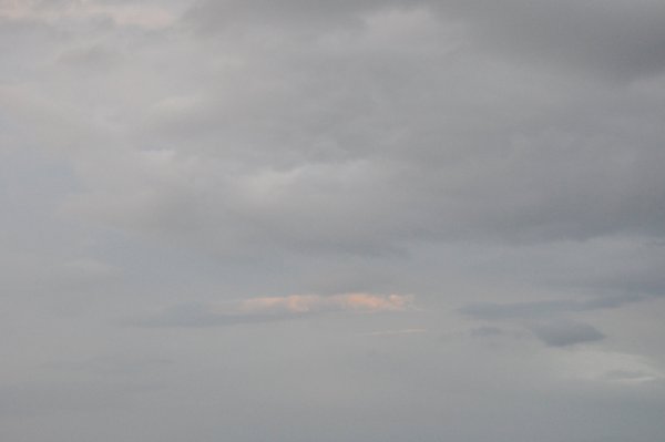 Серое безоблачное небо