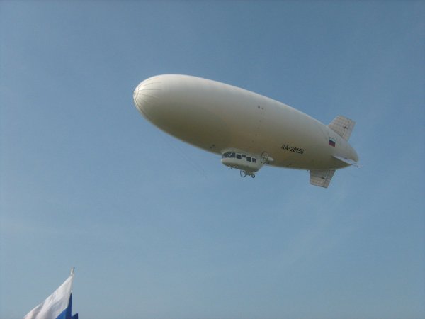 Дирижабль над морем