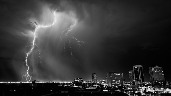 Молния черно белая