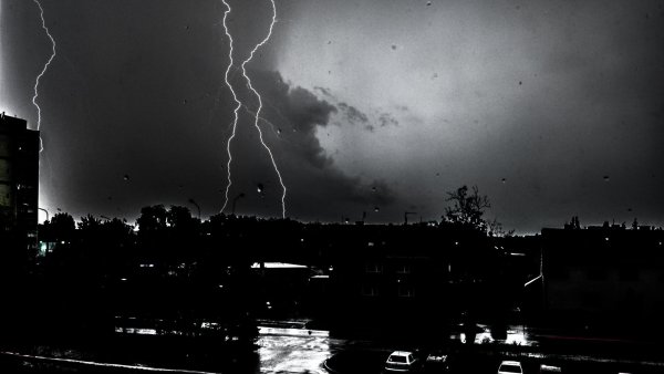 Молния черного цвета