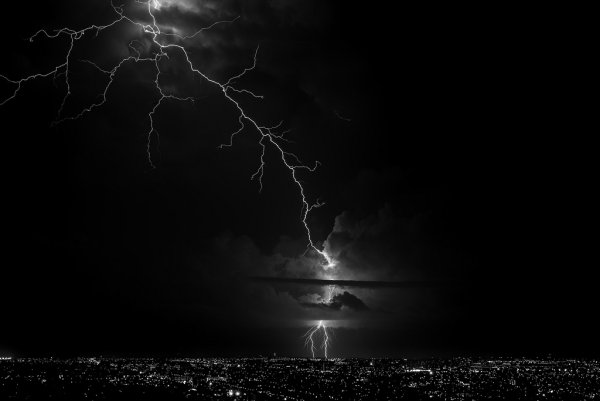 Ночное небо с грозой