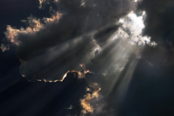 Луч света в темном небе