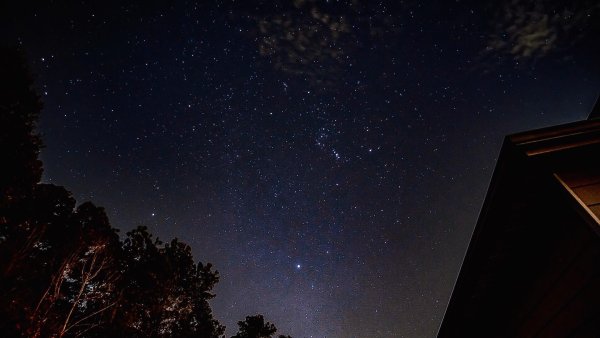 Ночное небо с падающей звездой