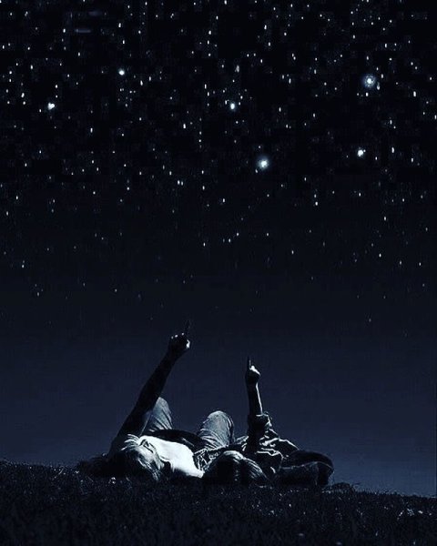 Пара на фоне звездного неба