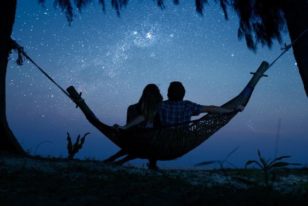 Влюбленные под звездным небом