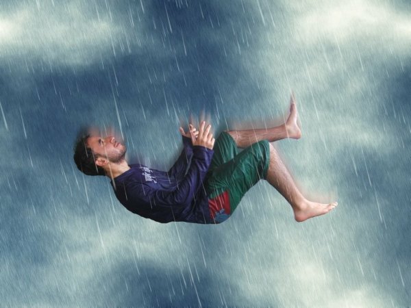 Девушка летает