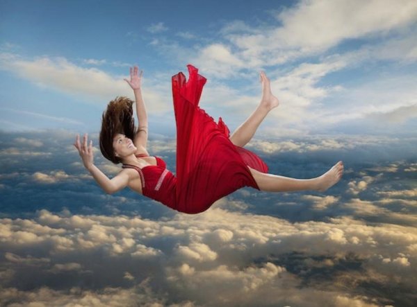 Девушка бежит по небу