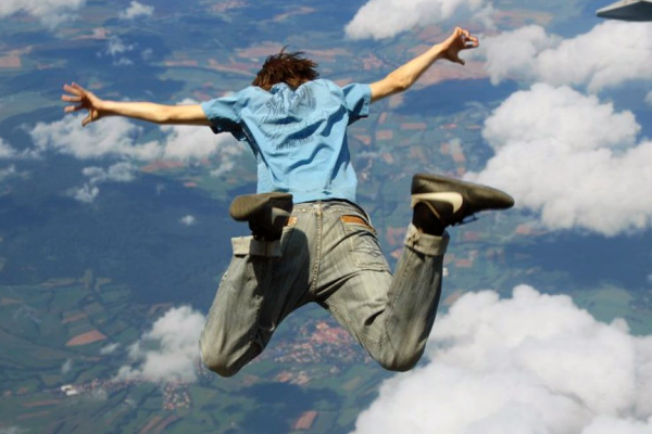 Тень протягивает руку