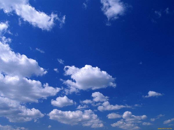 Синее небо с облаками