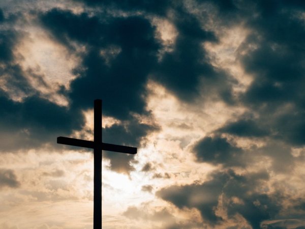Крест в облаках