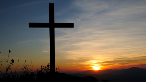 Крест на фоне неба