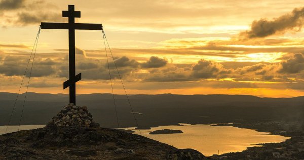 Крест на фоне неба