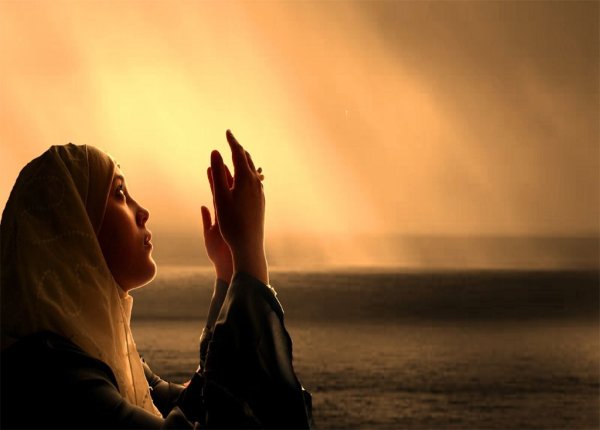 Женщина в Исламе молиться