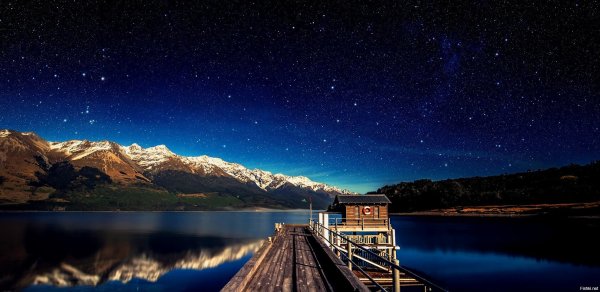 Горы озеро Пристань ночь