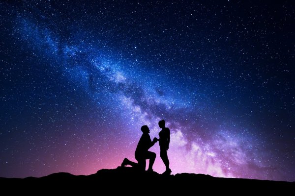 Силуэт семьи на фоне ночного неба