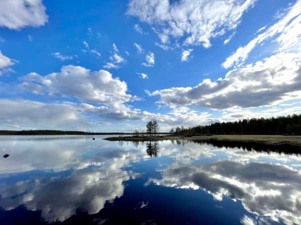 Озеро в котором отражается небо