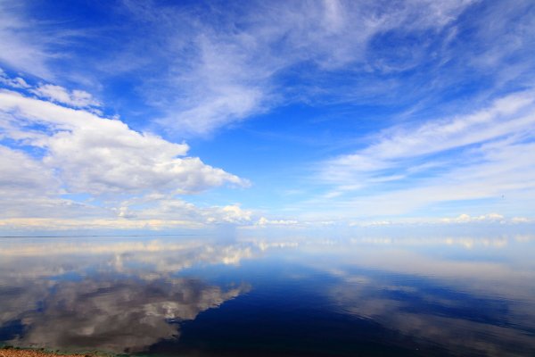 Отражение облаков в воде
