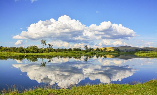 Отражение облаков в воде