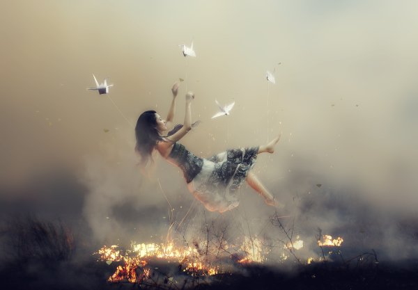 Девушка падает