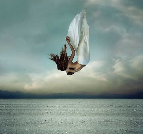 Девушка падает с крыши