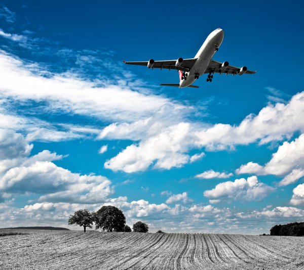 Заставку на рабочий стол пассажирский самолет