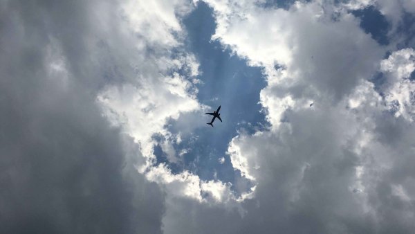 Самолет в небе вид сверху