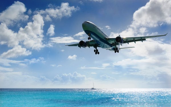 Самолет над морем