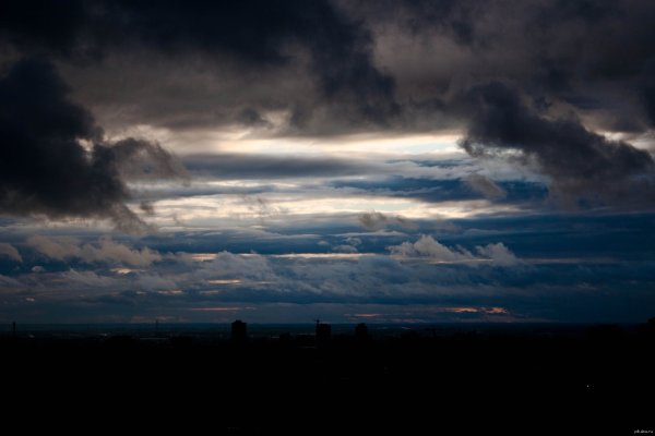 Темное небо с тучами