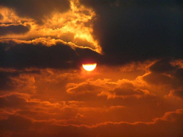 Пасмурное небо с облаками