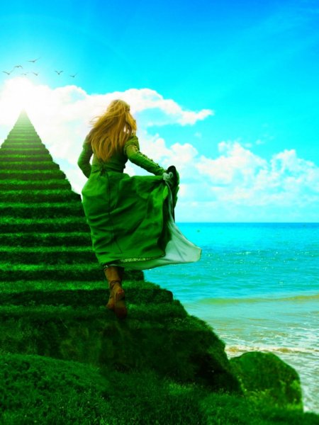 Девушка поднимается по лестнице