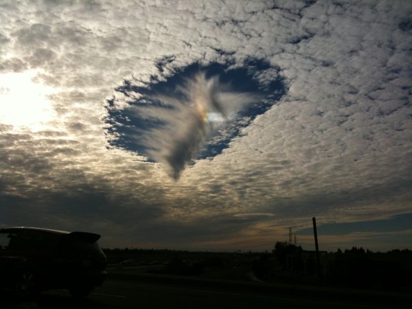 Эффект Fallstreak в перисто- кучевых облаках