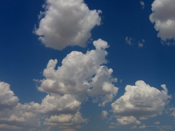 Однотонное небо с облаками