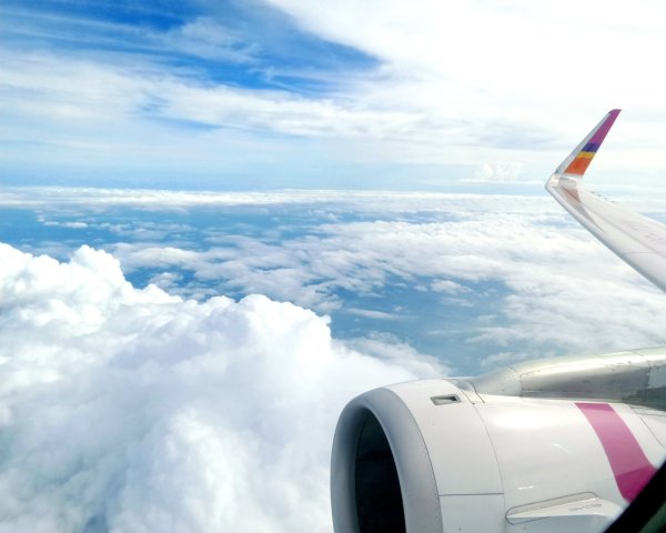 Солнце над облаками из самолета