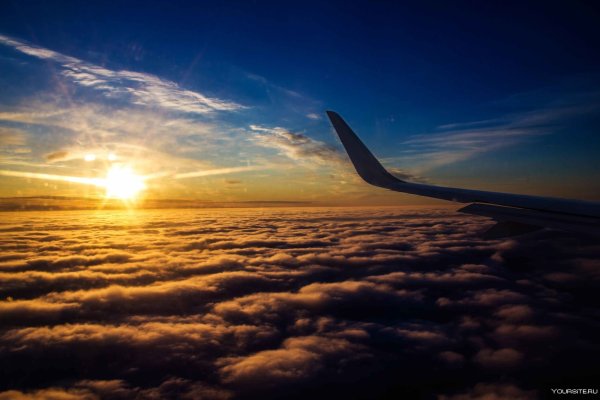 Закат из иллюминатора самолета