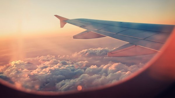 Полет самолета над морем