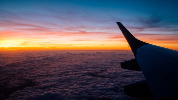 Взлет самолета крыло