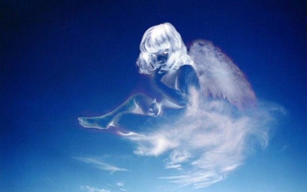 Девочка на фоне облаков