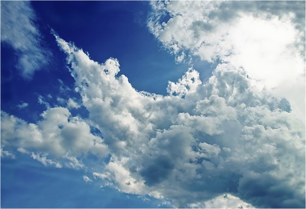 Солнечное небо с облаками