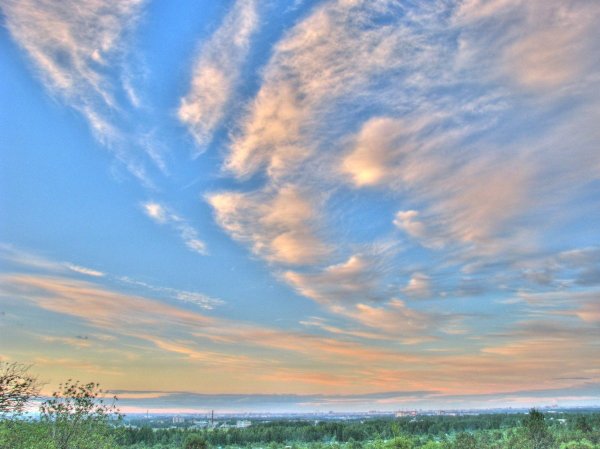 Небо с легкими облаками