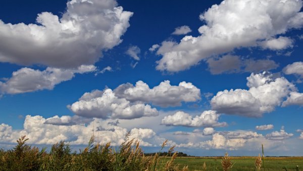Голубое небо с облаками