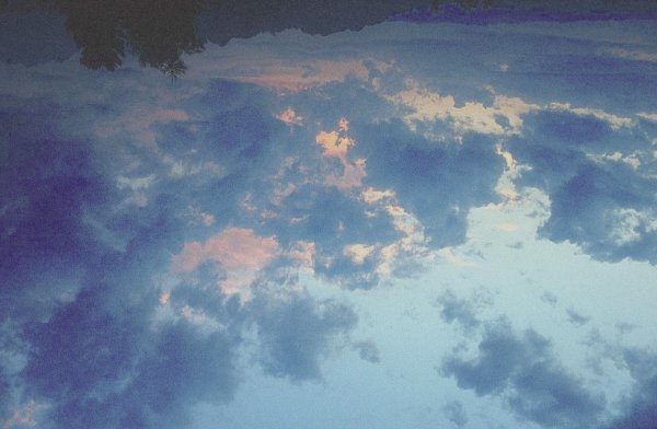 Небо с радугой и облаками