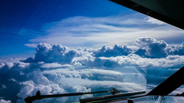 Вид с самолета на облака
